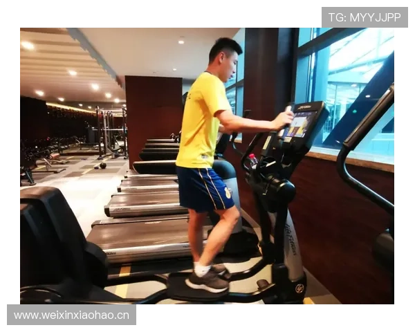 武磊连周末都跑去健身房，这日常也太励志了吧，普通人连周末都不敢动弹了