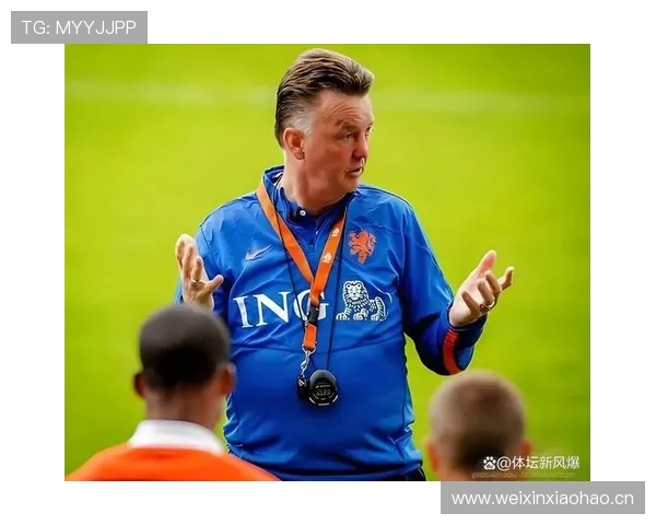 莱万每天五点起床练射门，家里冰箱贴满训练计划，老婆说他连度假都在数步数