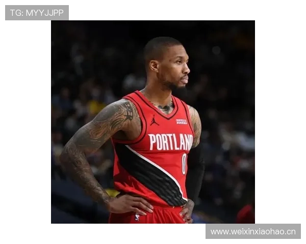 达米安·利拉德穿件普通T去买咖啡，手腕那堆表像在当众数钱，把我现实打脸了